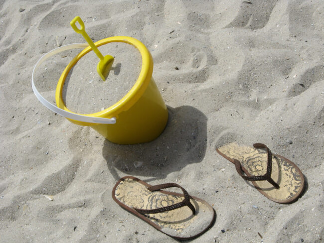 Sand_bucket_and_flip_flops