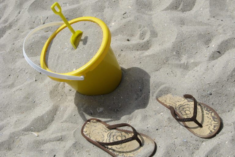 Sand_bucket_and_flip_flops